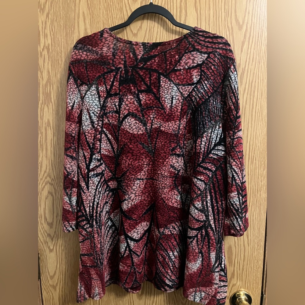 Maggie Barnes 1X Red‎ and Black Patterned V-Neck Top Dressy Lined - Picture 3 of 6